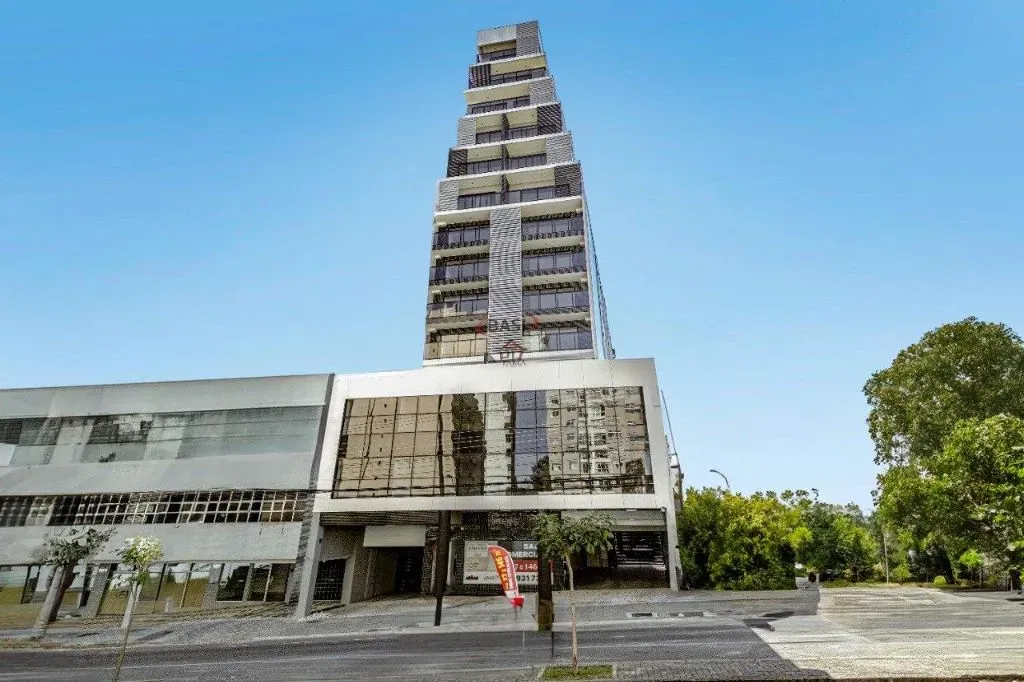 SALA COMERCIAL COM ÁREA EXTERNA Á VENDA + VAGA DE GARAGEM DUPLA