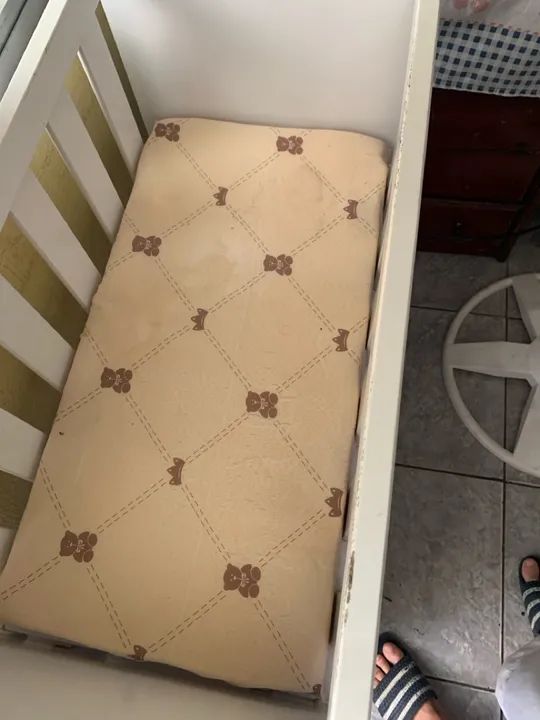 Berço de madeira branco em ótimo estado