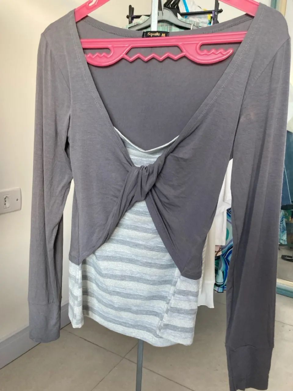 Blusa manga longa sobreposta cinza e listrada