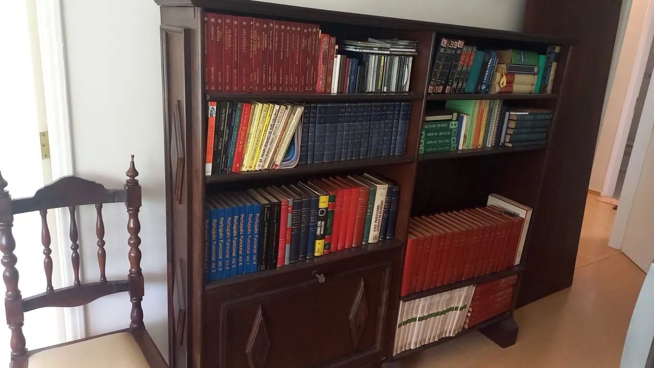 Estante clássica em madeira imbuia