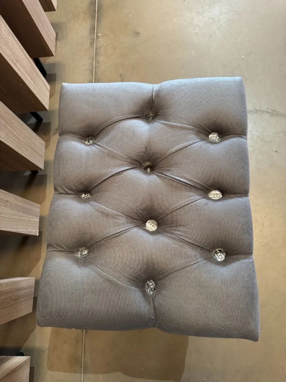 Puff Retangular Suede Grafite Com Strass - Foto 5