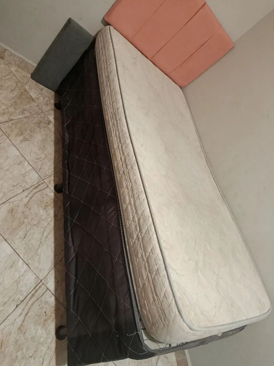 Cama de solteiro com cabeceira 64330587040513123