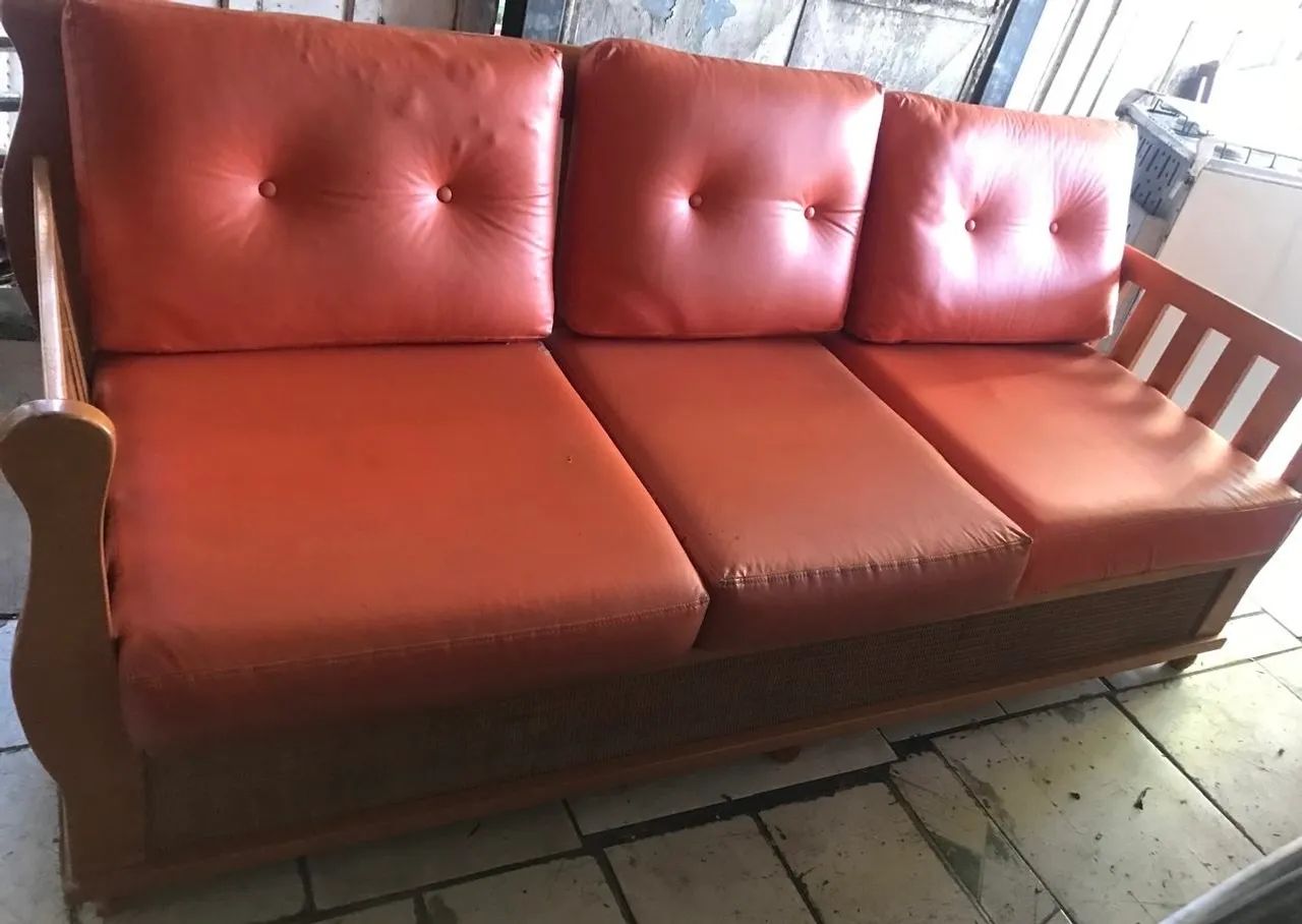 Sofá de madeira vintage laranja - Foto 3