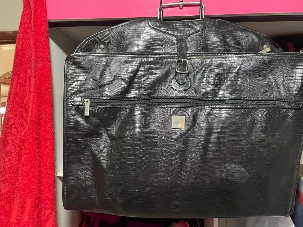 NOVO, sem uso, com etiqueta - Porta terno, em couro natural Saffiano, da marca Victor Hugo - Foto 2