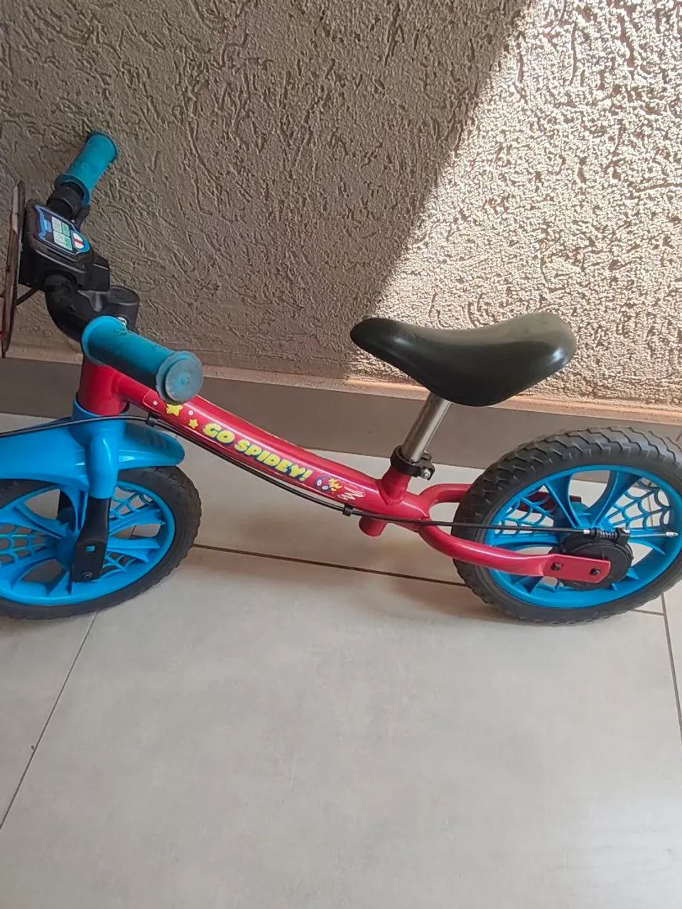 Bicicleta de equilíbrio Spiderman  - Foto 2