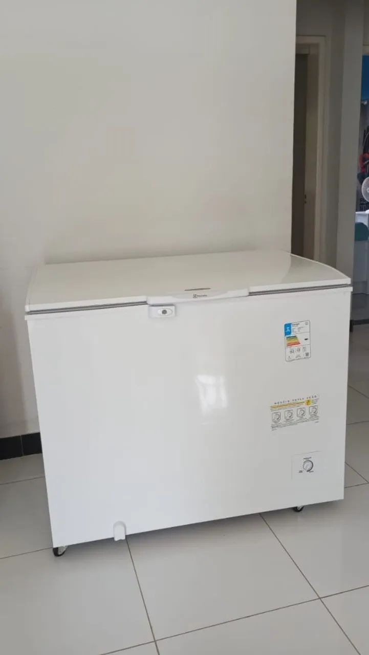 VENDE-SE FREEZER ELETROLUX NOVO, 324L. MENOS DE UM ANO DE USO 