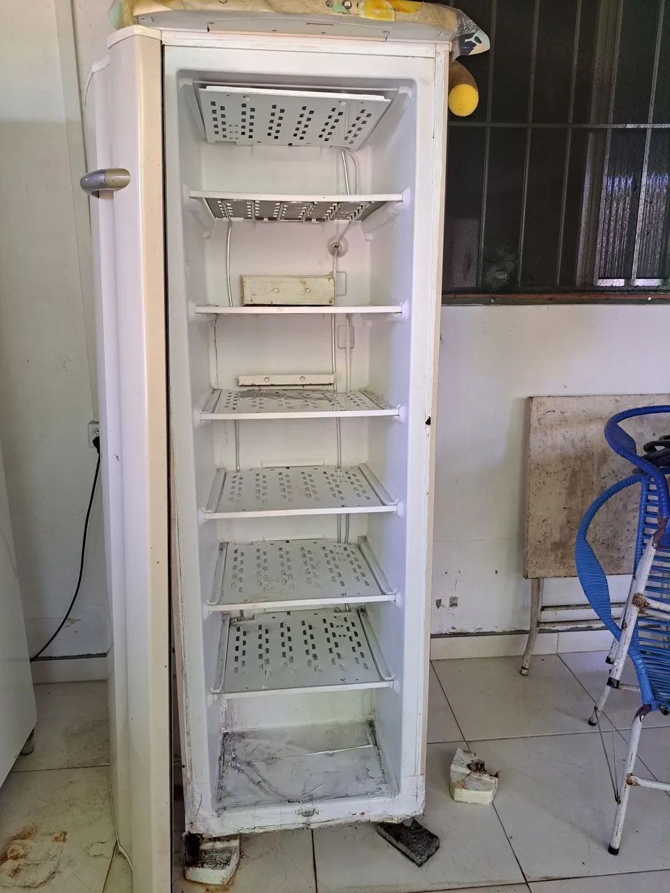 Freezer Vertical Eletrolux FE 26 - Foto 2