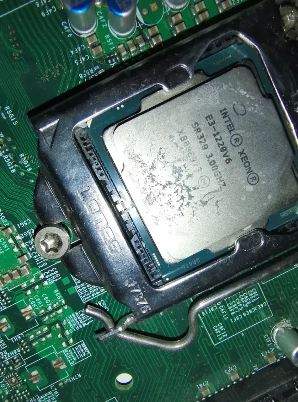 Intel Xeon Sr329 E3-1220 V6 3.00ghz 4core 8mb Cache + Placa (Usado)