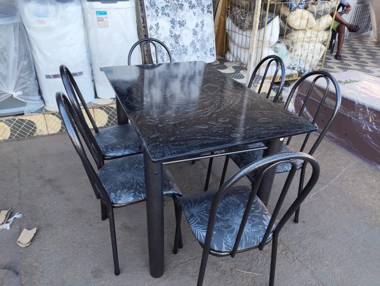 MESA DE PEDRA 6 CADEIRAS NOVA
