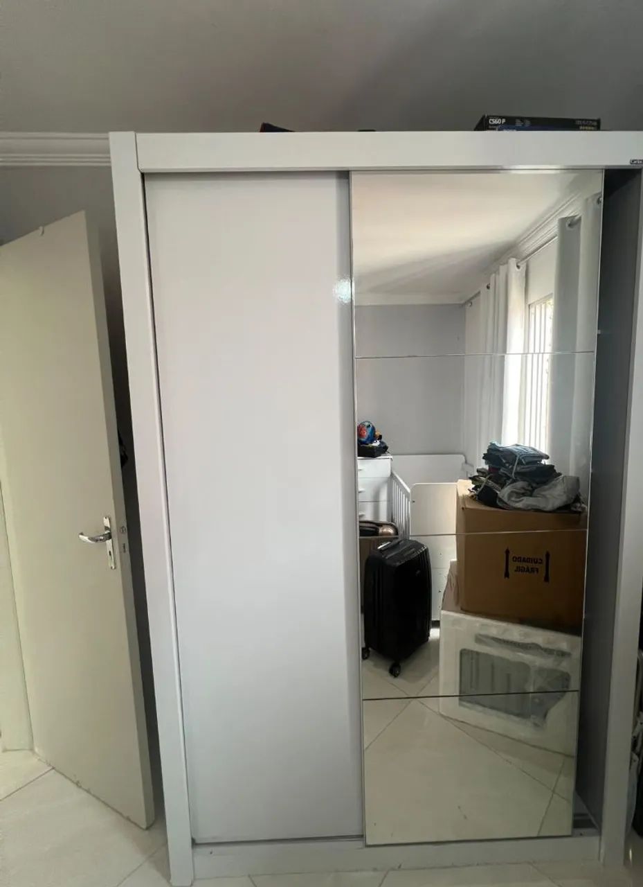 Guarda roupa 2 portas branco.