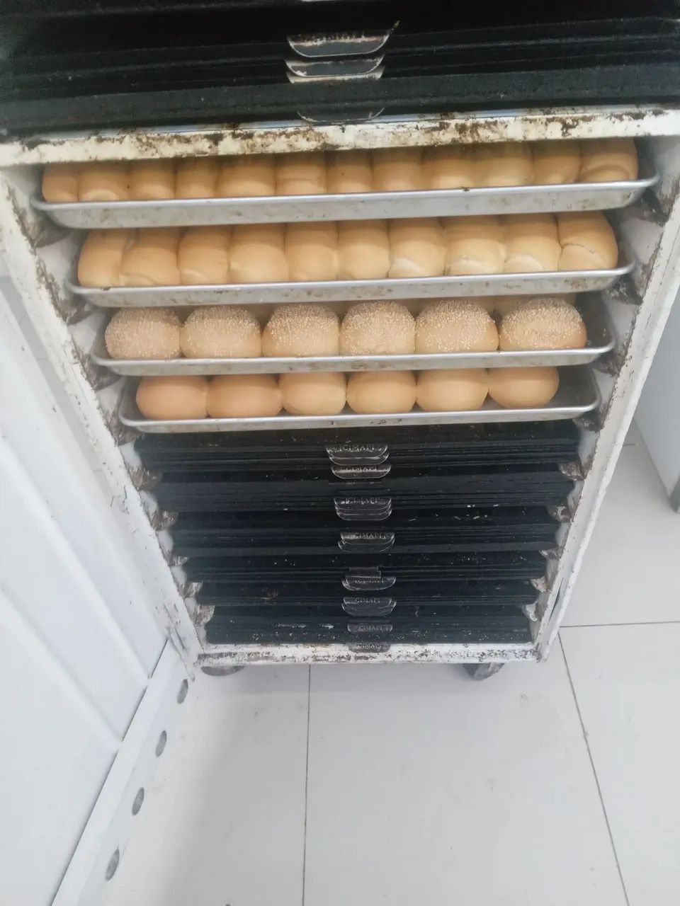 ME OFEREÇO COMO AJUDANTE DE PADEIRO, COM EXPERIÊNCIA - Foto 2
