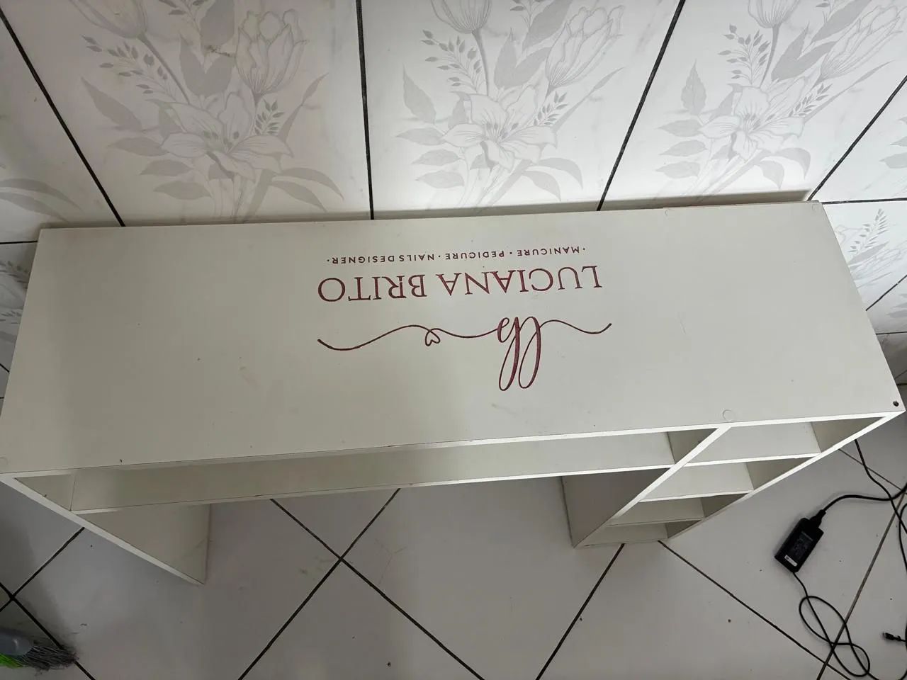 Mesa de manicure e carrinho auxiliar em ótimo estado  - Foto 3