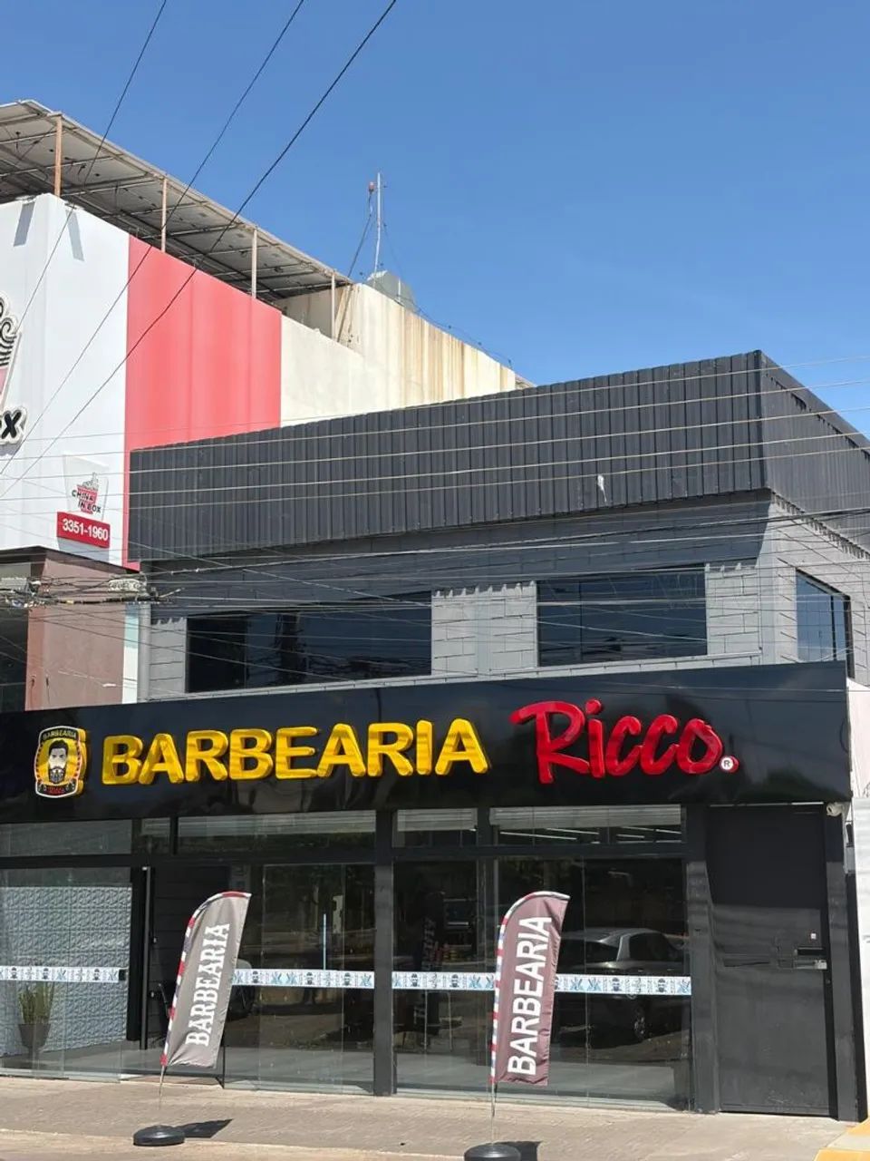 CONTRATA-SE BARBEIRO PROFISSIONAL. 