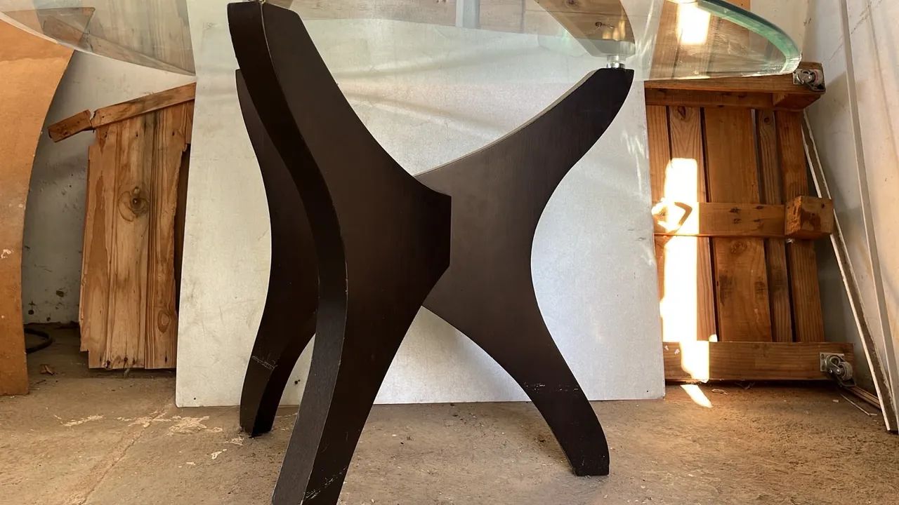 Mesa de jantar de vidro com base de madeira 