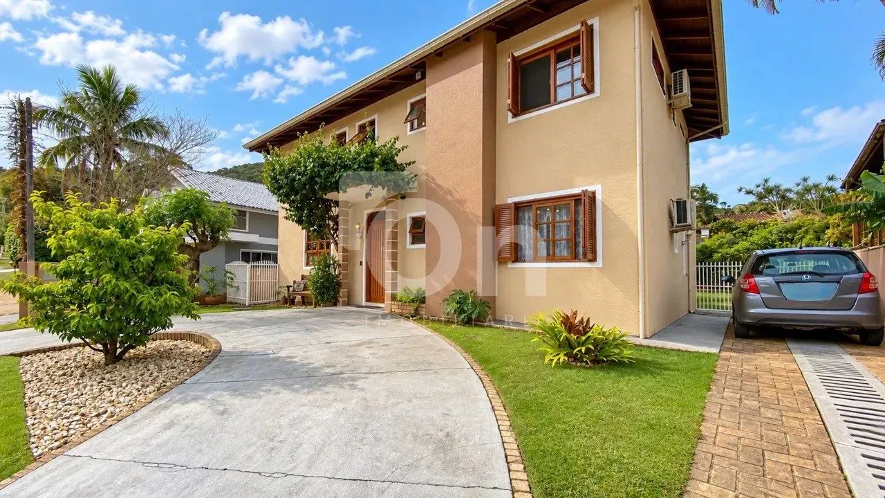 Casa de 4 dormitórios no Sambaqui