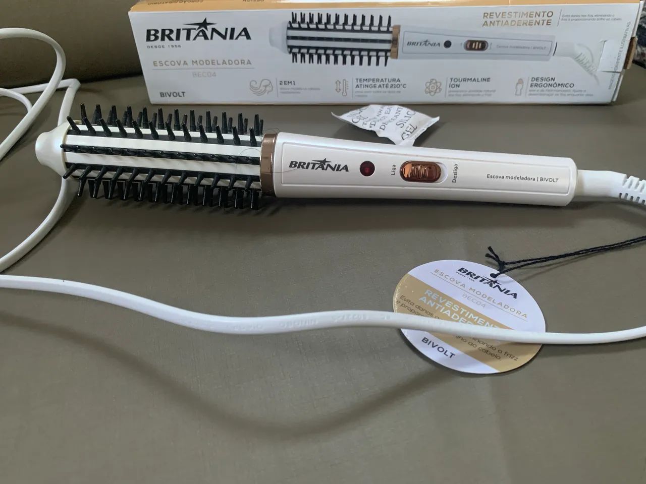 Escova Modeladora Britânia BEC04 2 Em 1 Cor Branco NOVA 