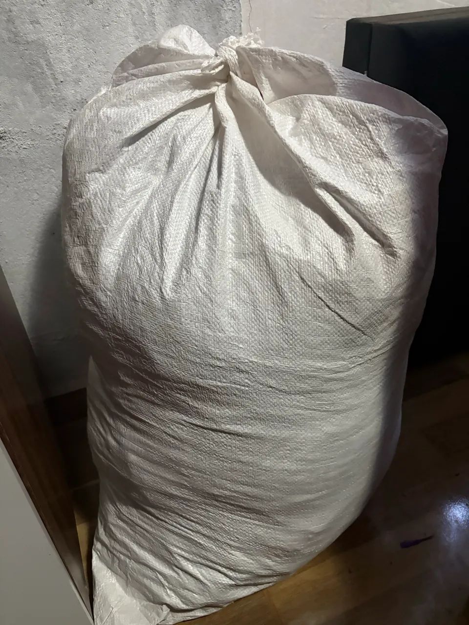 FARDO COM 100 PEÇAS DE ROUPAS FEMININAS USADAS - Foto 2
