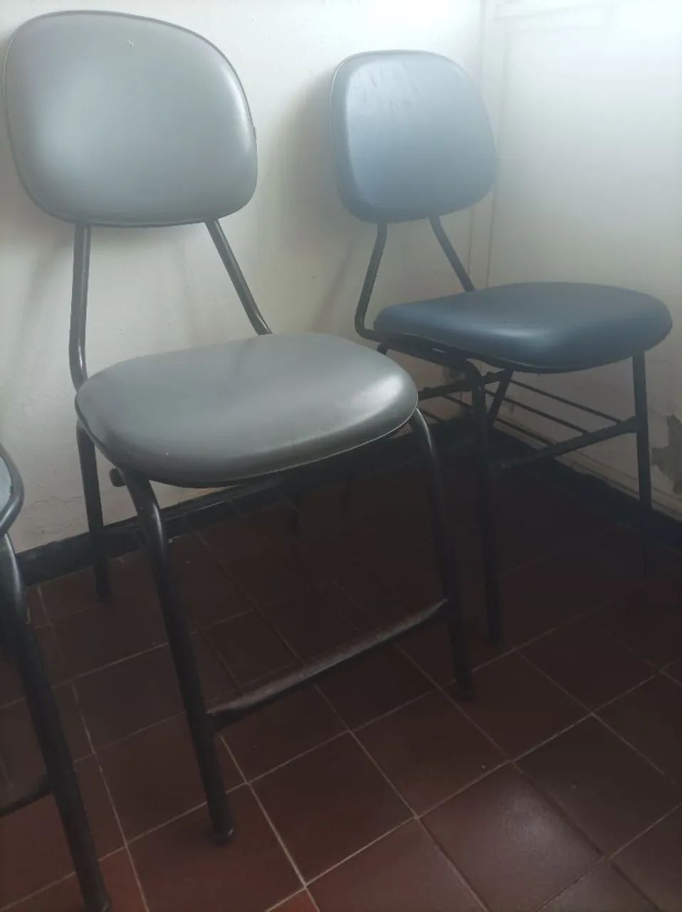 3 cadeiras de ferro estilo Universitário  - Foto 2