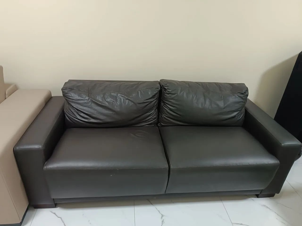 Vendo sofá de 3 lugares em ótimo estado novo - Foto 2