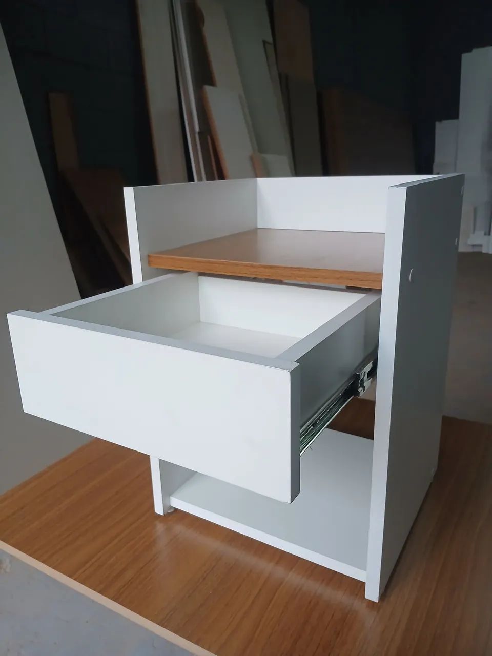 Mesa de Cabeceira em MDF - Branca com Amadeirado - Foto 2