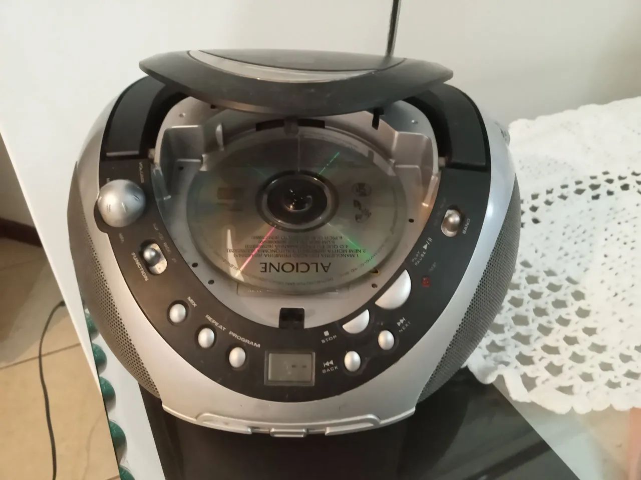 Rádio portátil AM/FM e CD funcionando  - Memorex - Foto 2