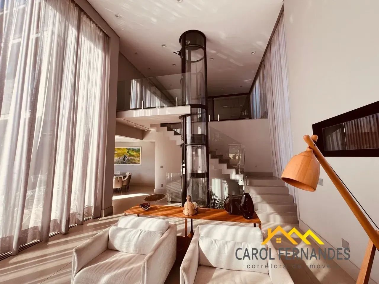 Casa no Condomínio Alphaville com 4 suítes, escritório, elevador e academia