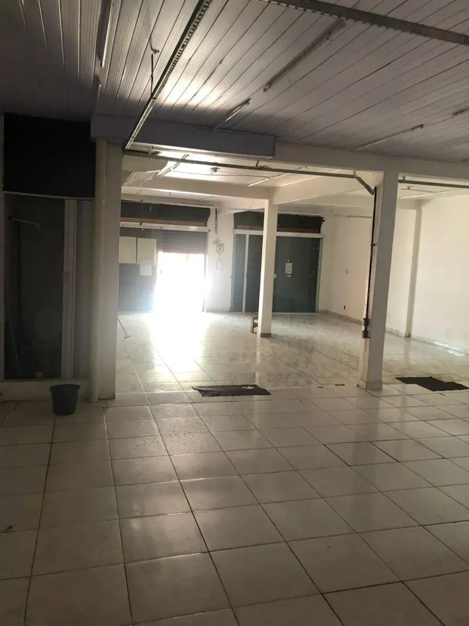 PRÉDIO COMERCIAL NO BAIRRO MULTIRÃO COM 02 APARTAMENTOS EM CIMA! - Foto 3