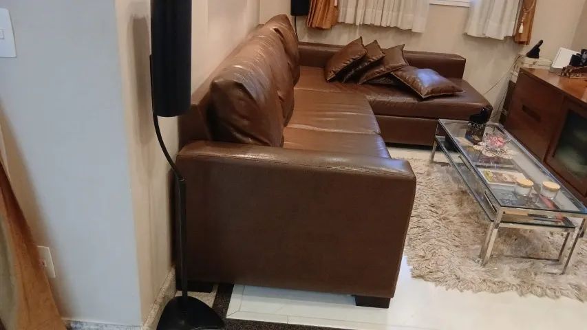Sofa com chaise em couro sintetico marrom - Foto 4