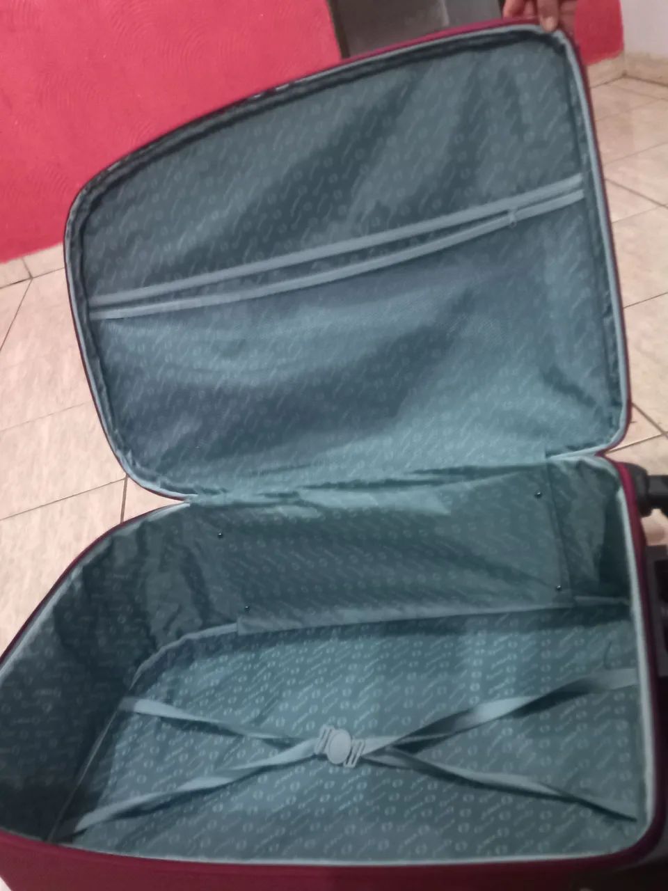Mala de Viagem Bordô com Rodinhas - Novíssima! - Foto 4