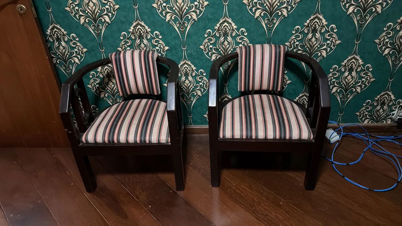 Mesa escritório, aparador, gaveteiro e 2 poltronas  - Foto 3