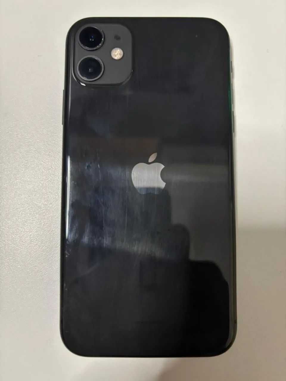 Vendo iPhone 11 ,  preto , em ótimo estado .