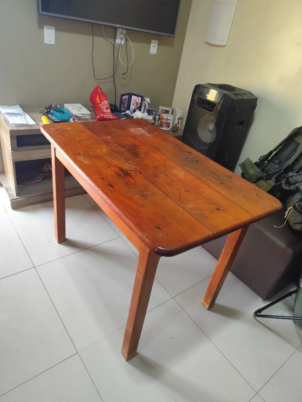 Mesa de jantar em madeira tipo cedro 