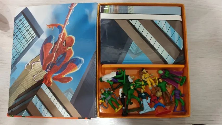 Spiderman - Marvel -Ao Combate - livro com cenário e 12 miniaturas - Foto 3