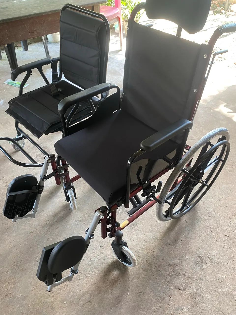 Vendo duas cadeiras de rodas. - Foto 2