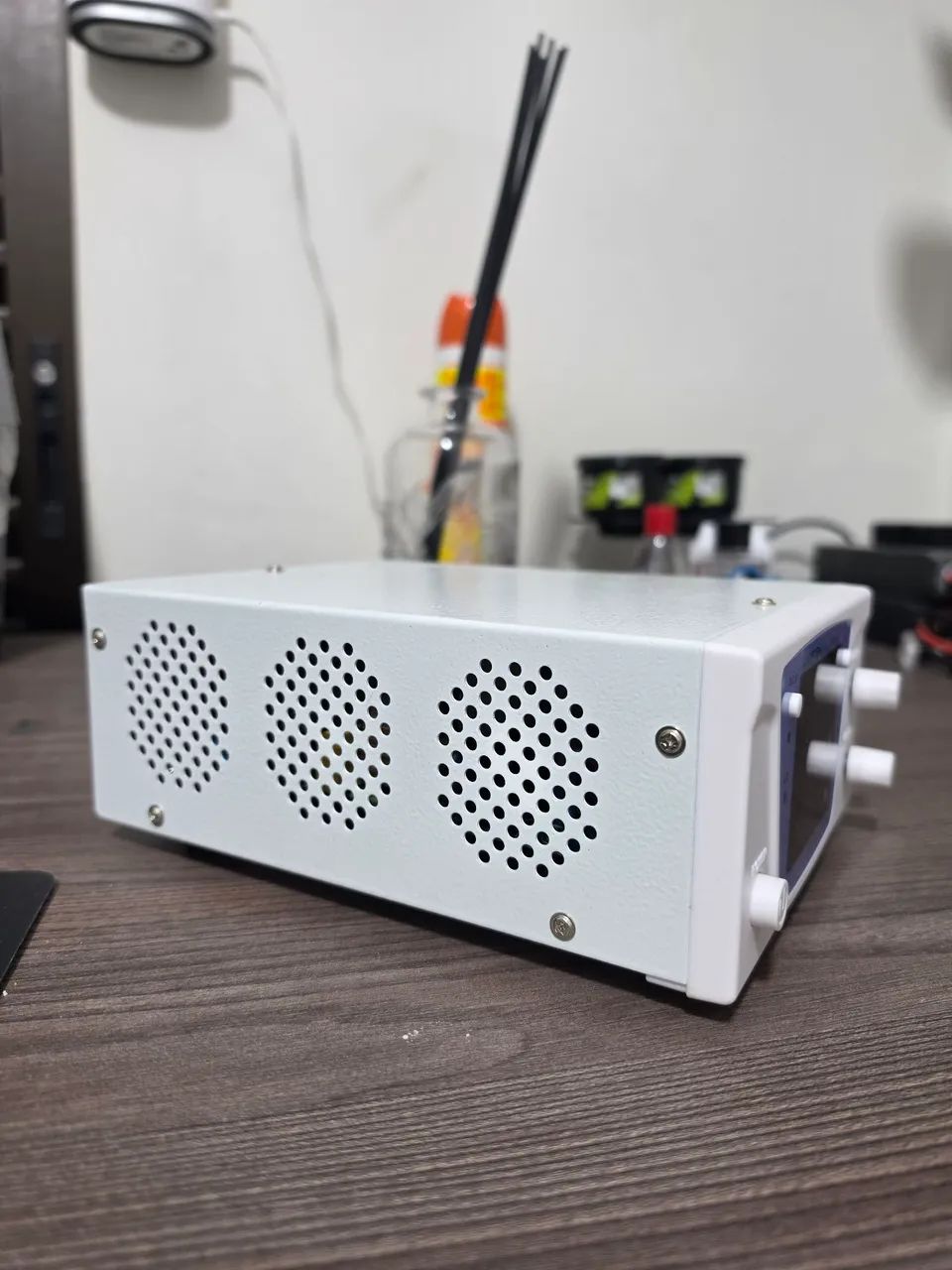 Fonte de bancada 30V 20A 600W 220V - Foto 3