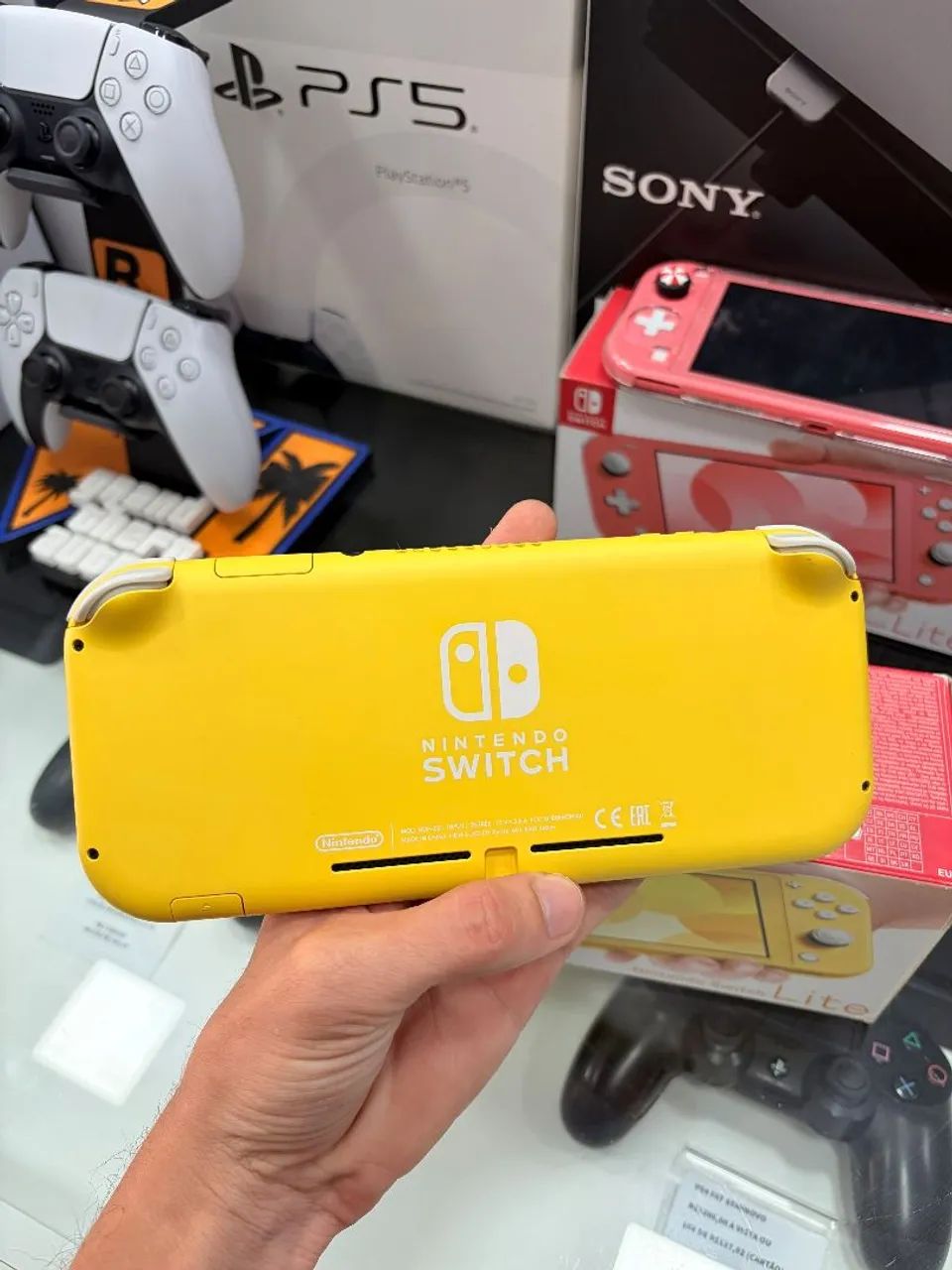 Nintendo Switch Lite yellow original novinho bloqueado - Consoles