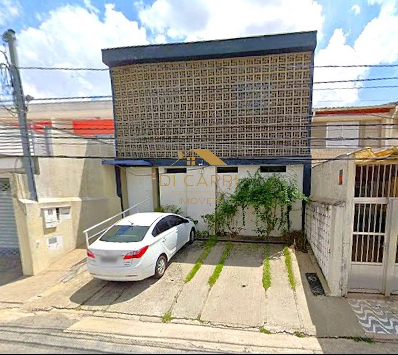 Prédio comercial ao lado do metrô V. Prudente