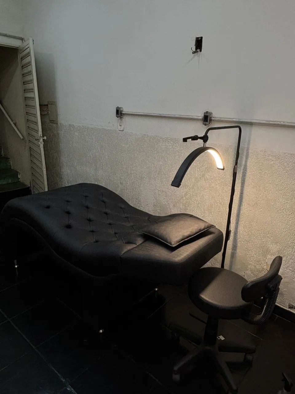 Vende-se maca, mocho e luminária 