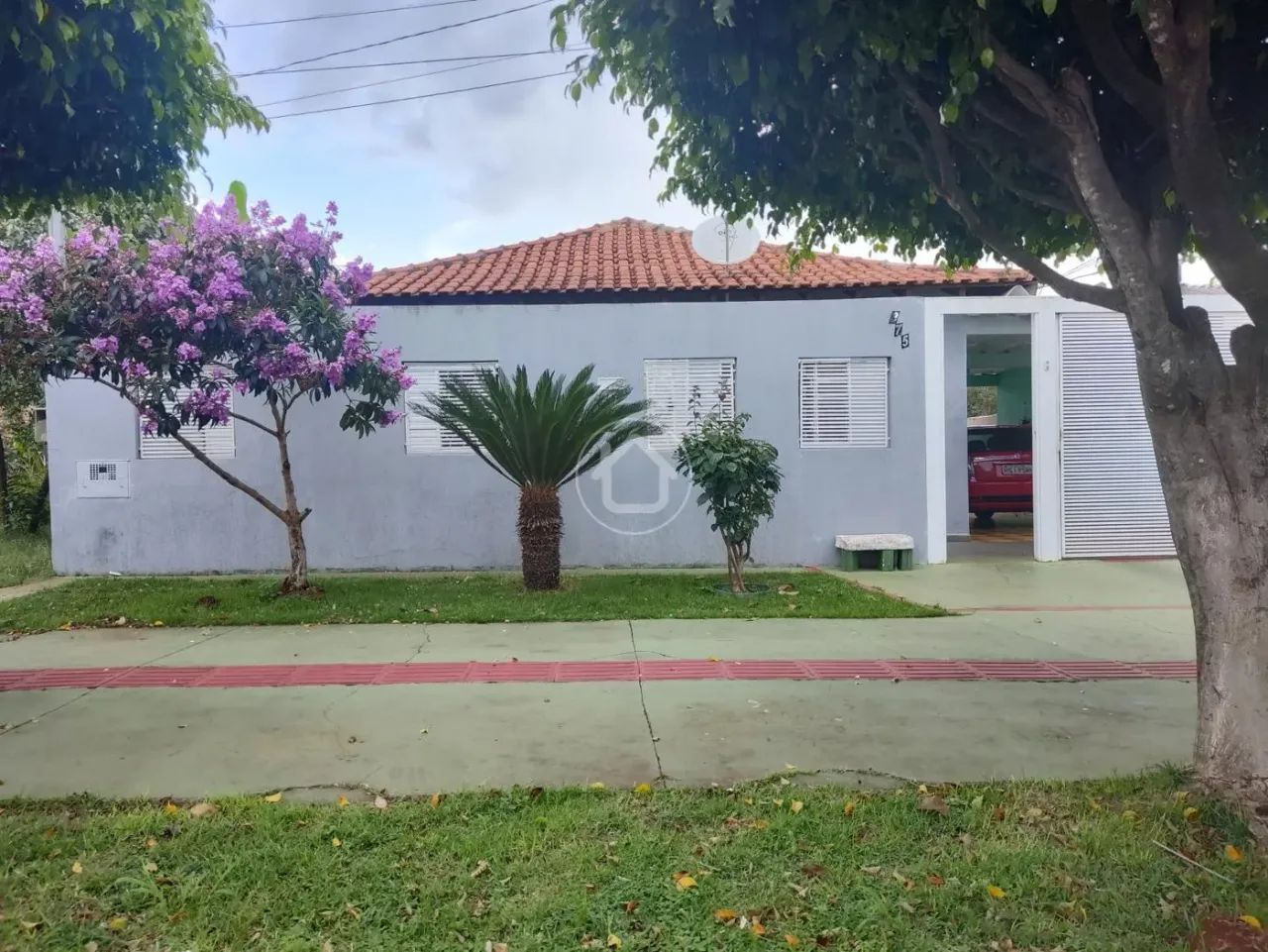 CASA COM 3 DORMITORIOS E EDÍCULA