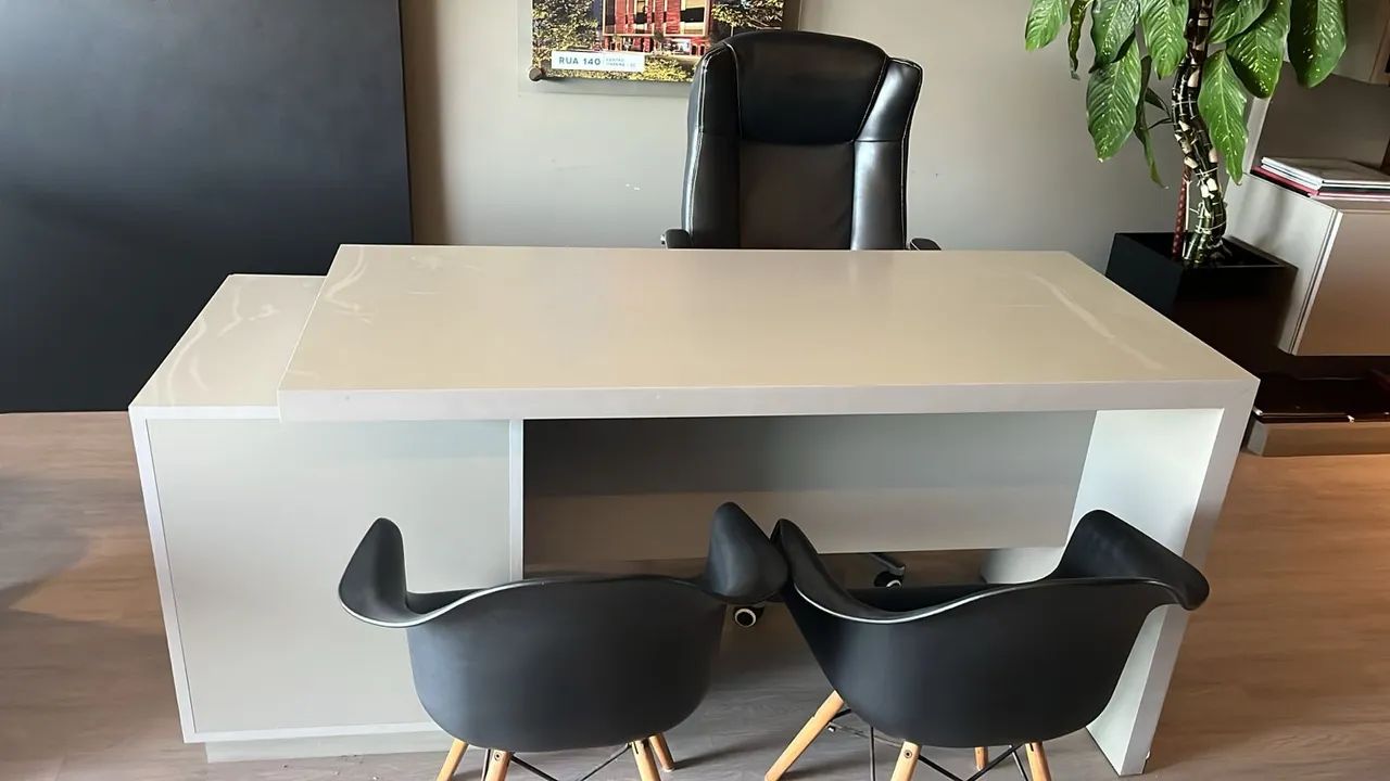 Mesa MDF e cadeiras 