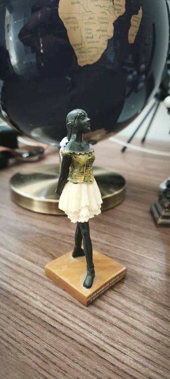 A Pequena Bailarina Escultura Edgar Degas - Foto 2