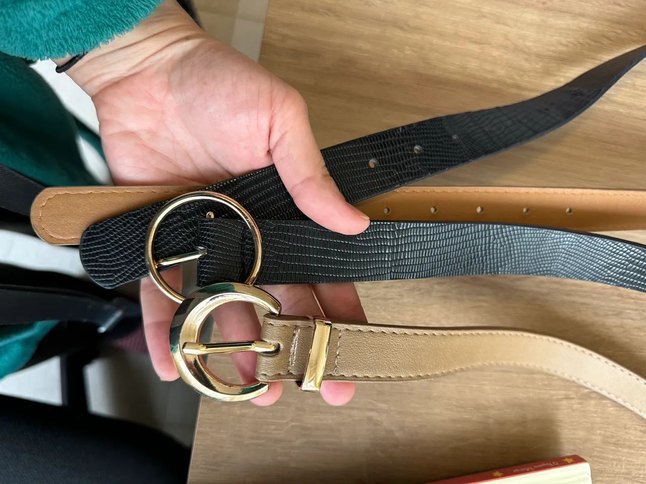cintos femininos preto e bege - Foto 3