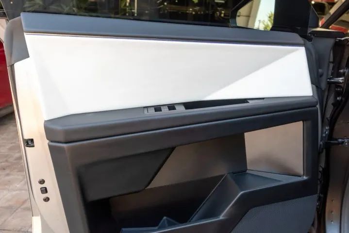 Tesla Cybertruck Foundation, foto 16 de 17