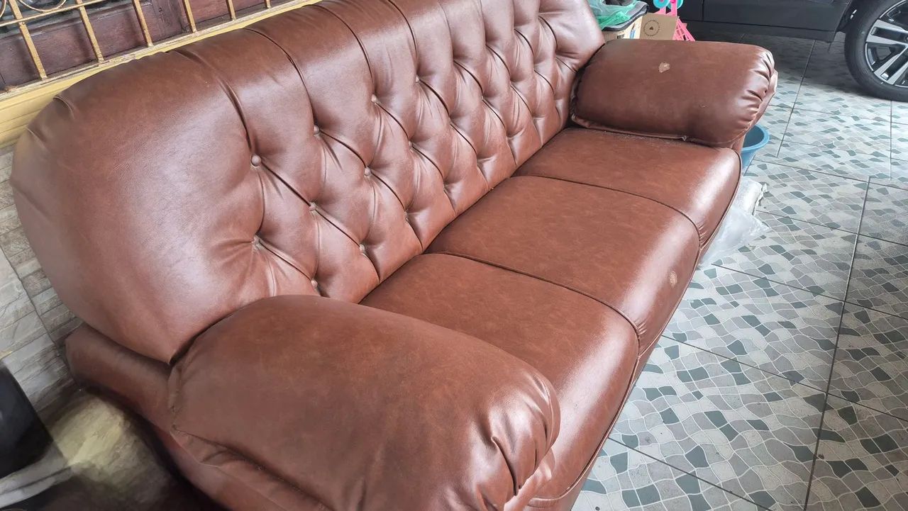 Sofá 3 lugares corino marrom  - Foto 3