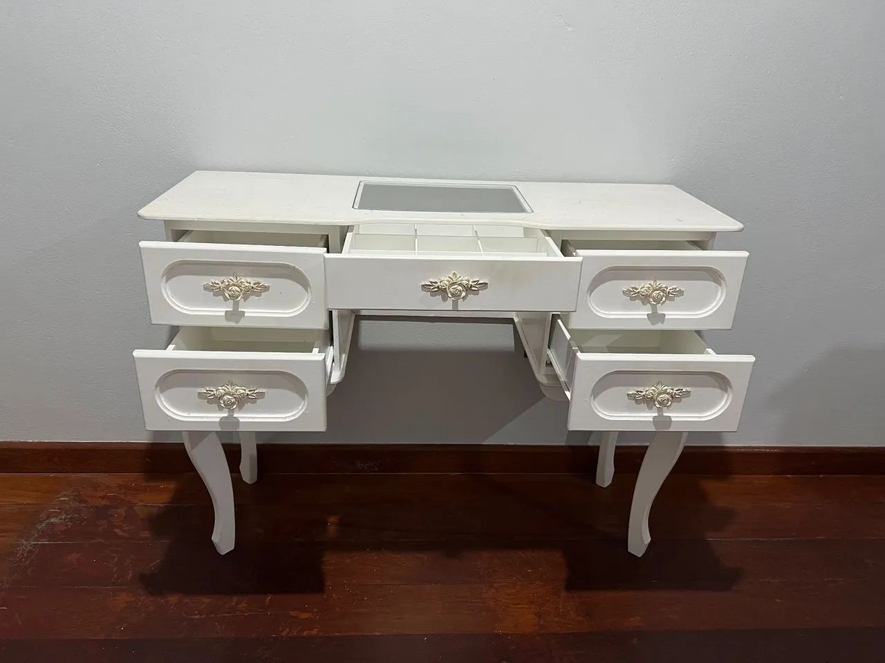 Penteadeira Estilo Provençal / Retrô Branca com Tampo de Vidro e 5 Gavetas - Foto 2