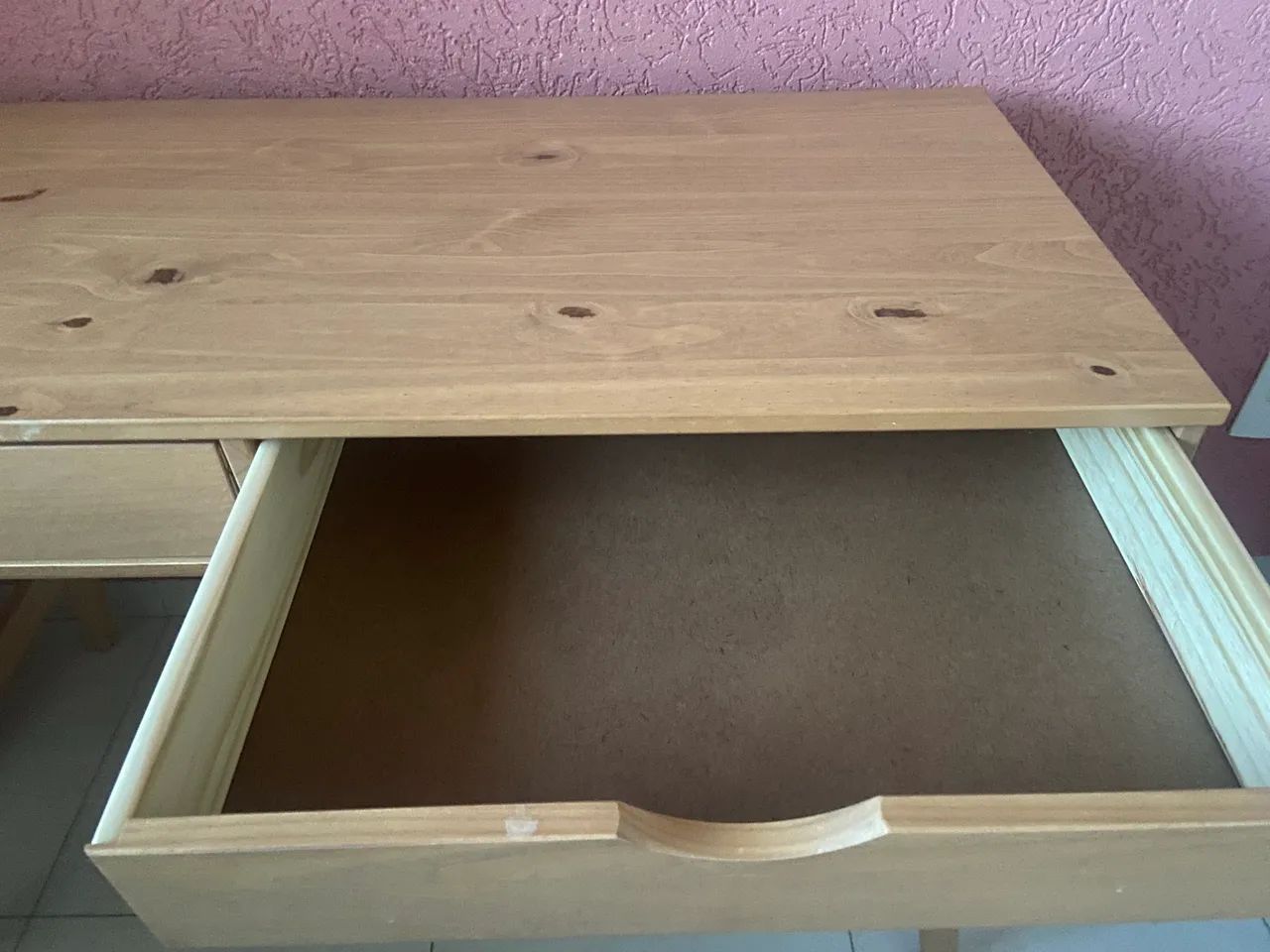 Mesa de madeira com duas gavetas - Foto 3