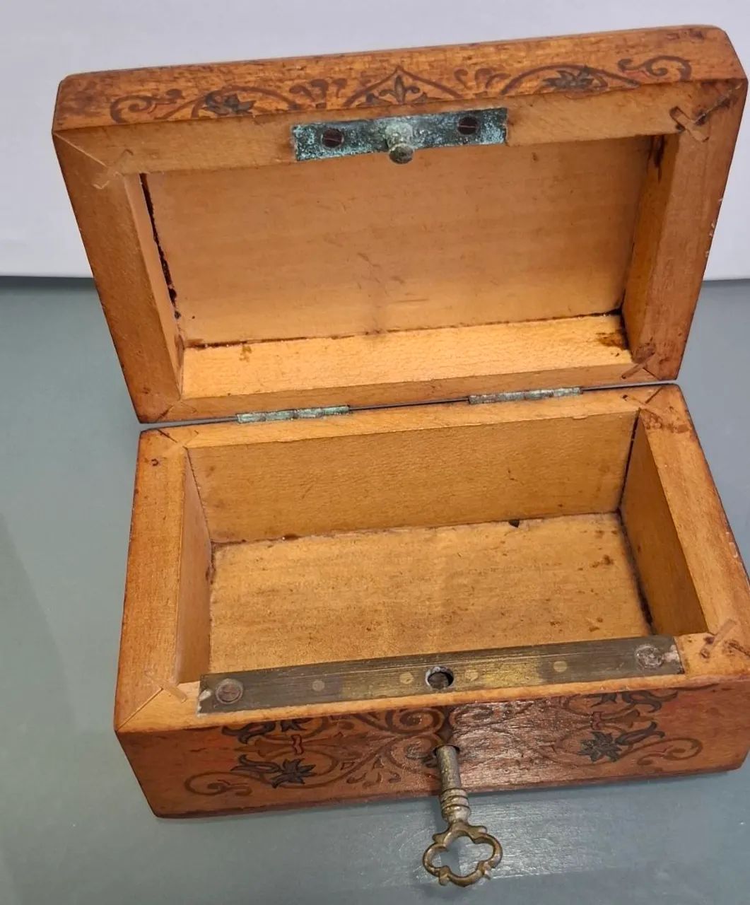 Caixinha de madeira antiga com ilustrações pintadas  - Foto 3