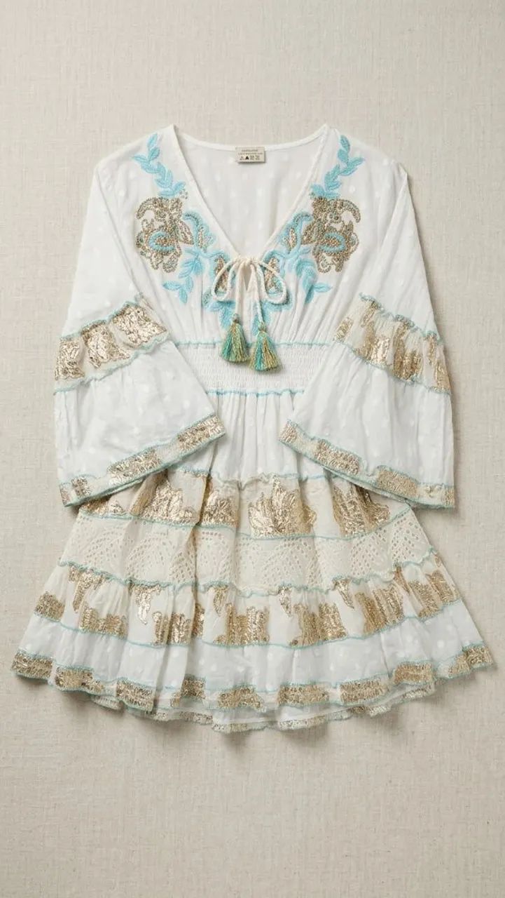 Vestido Boho Chic com Bordados Turquesa e Detalhes Dourados - Foto 2