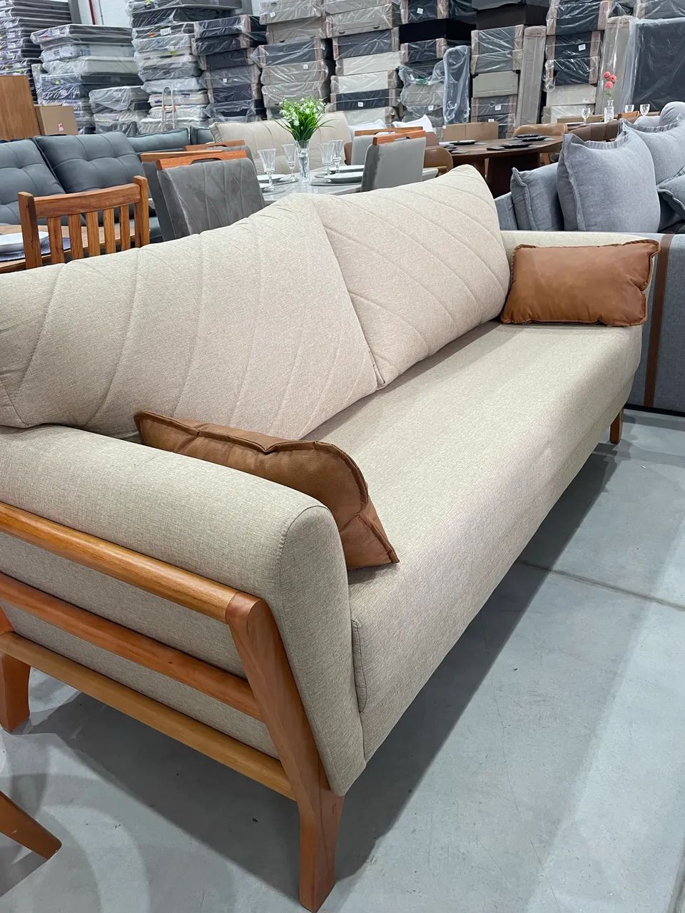 SOFÁ FIXO COM DESIGN MODERNO NOVO