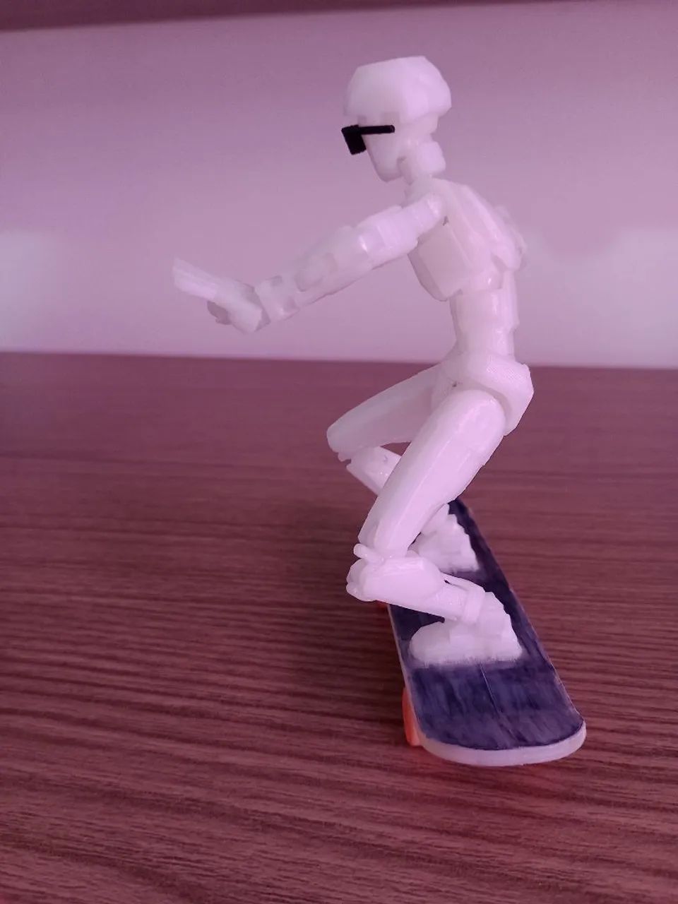 Boneco Articulado com Skate Pintado a Mão - Foto 4